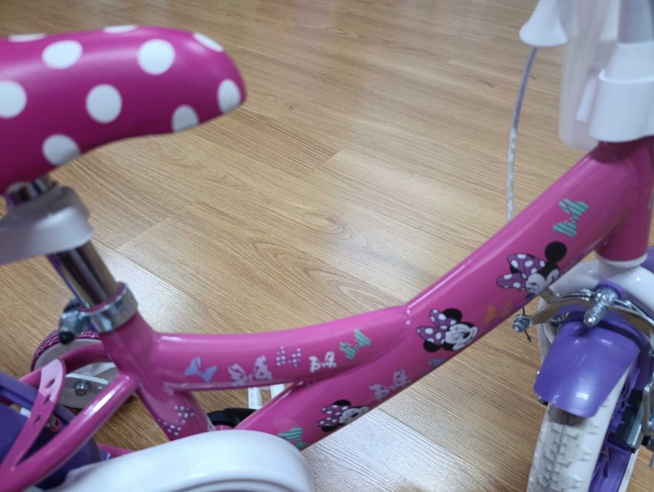 Bicicleta de menina quatro / seis  anos. Barby, como nova.