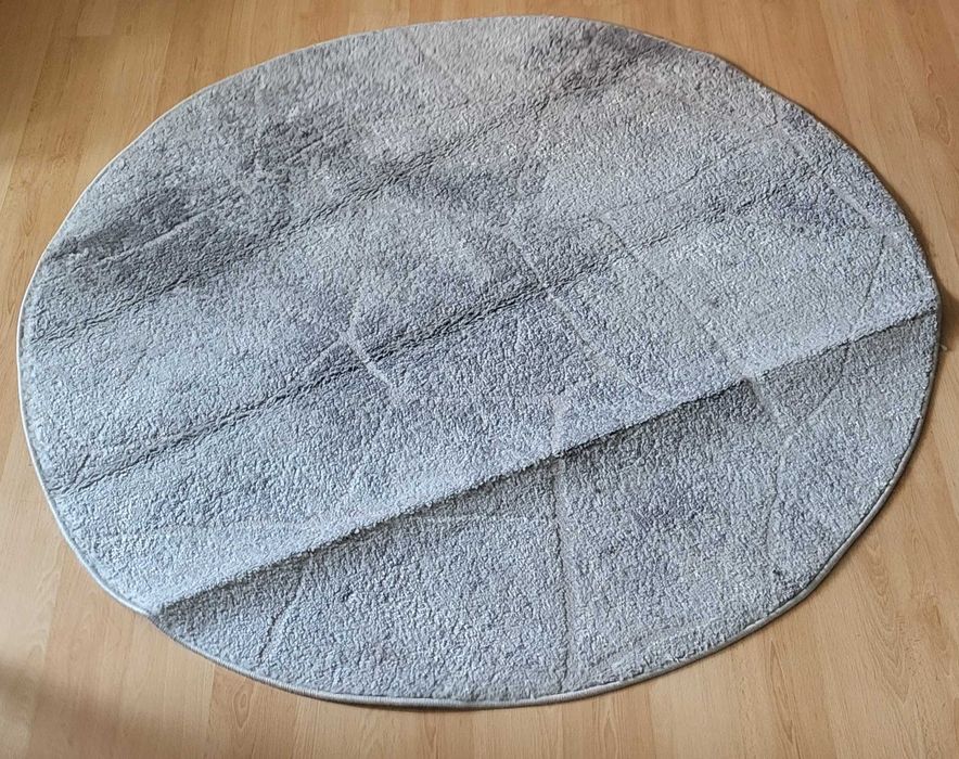 Szary okrągły dywan