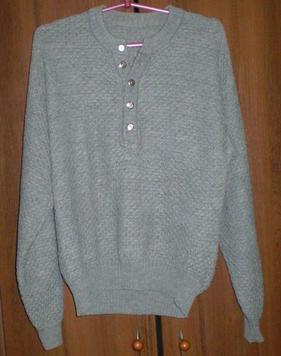 Кофты тёплые разные. Недорого.