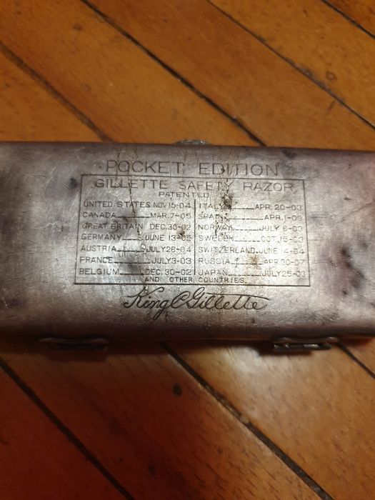 Посеребренный футляр для бритвы Gillette.