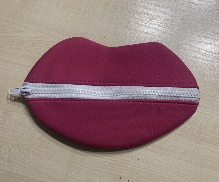 Piórnik kosmetyczka usta