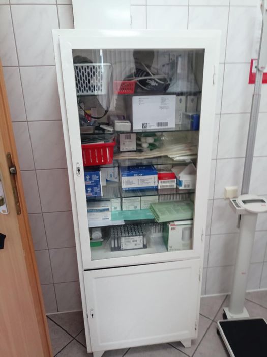 Witryna szklana medyczna PRL