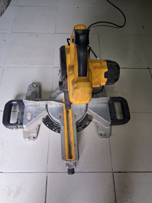 DEWALT DWS773 Торцовка
