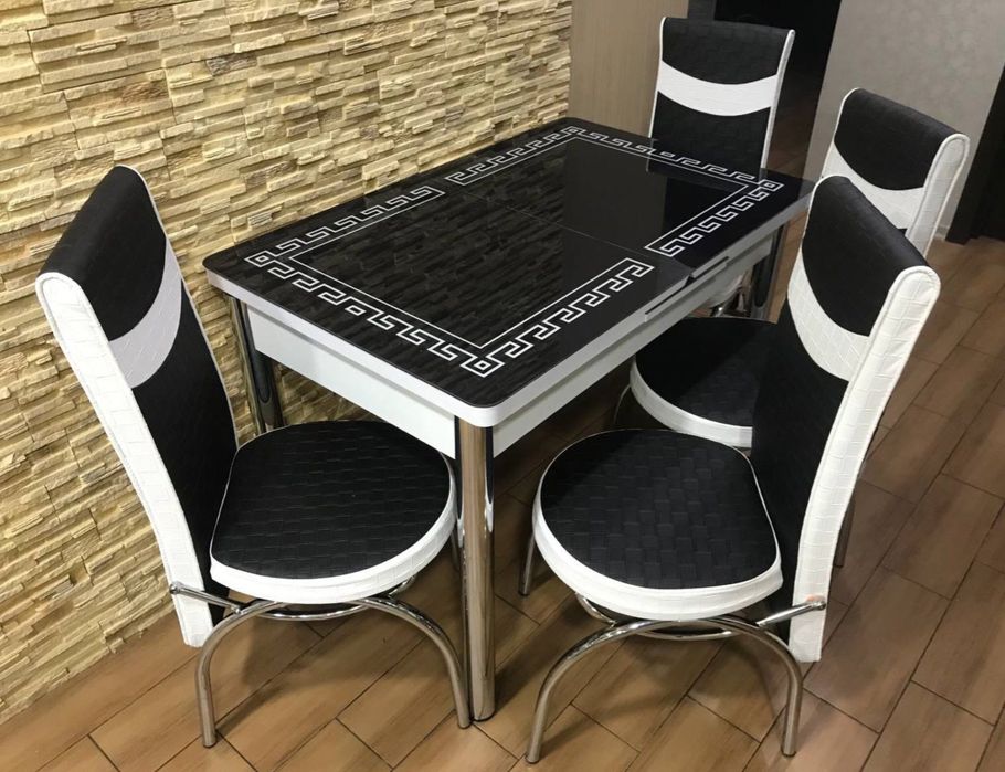 Обеденный стеклянный кухонный стол со стульями Стіл обідній кухонний