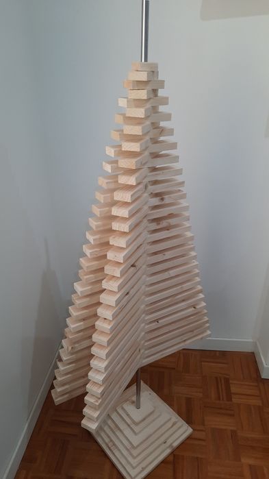 Árvore Natal em Madeira Moderna e Dinâmica