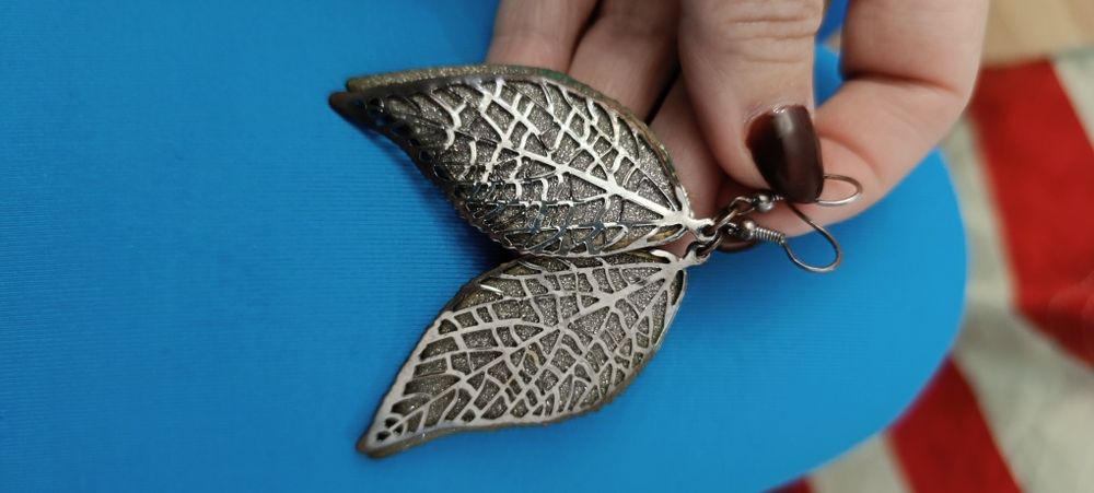 Brincos compridos de senhora, em metal, 2 folhas cada brinco.