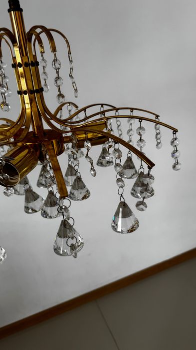 Złota lampa sufitowa z kryształkami