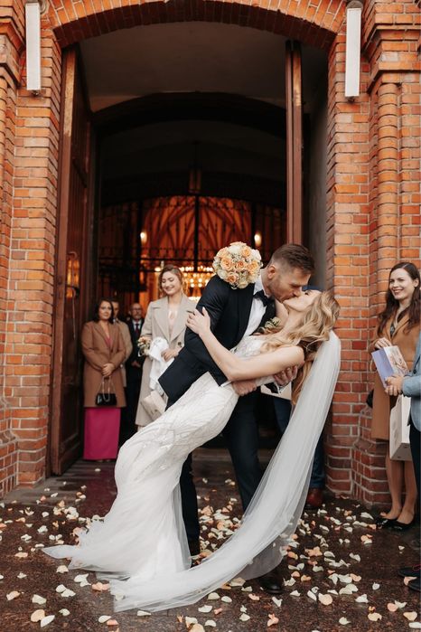 Suknia ślubna z podpinanym trenem i długim welonem