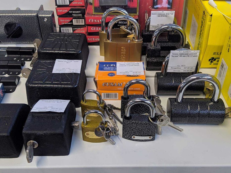 Замок врізний,навісний,! Сердцевина, шпінгалет! ручки на вхідні двері!