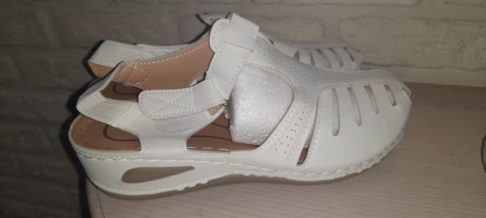 Сандалі,босоніжки,черевики,туфлі