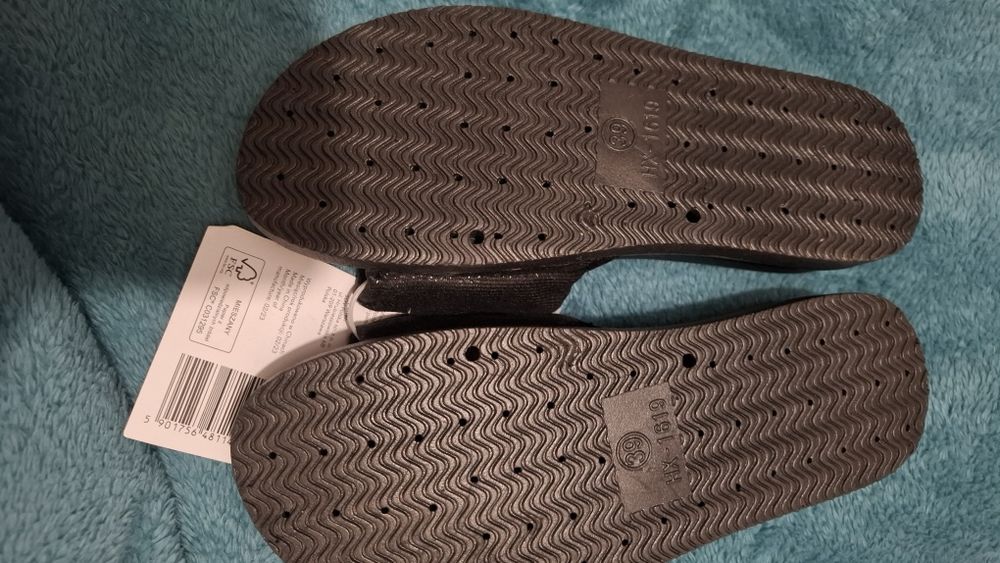 Czarne klapki ze zdobieniami