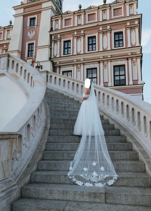 Suknia ślubna z dopinanymi ramiączkami i welonem