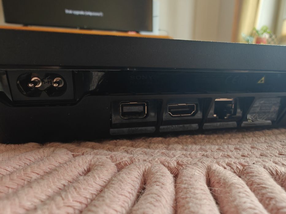 PS4 Slim + 2 pady