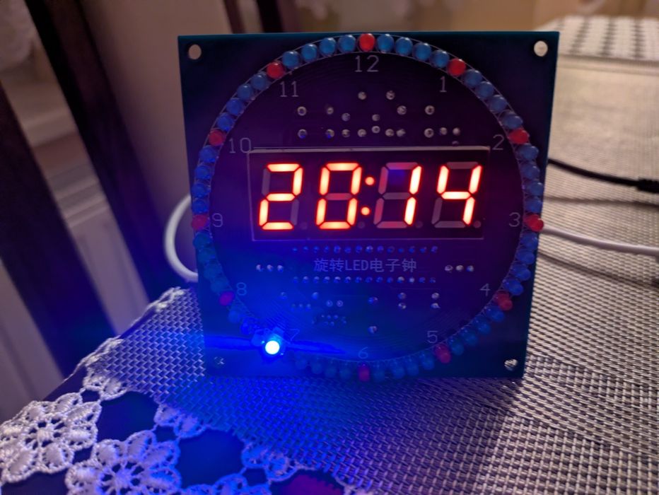 Zegar LED z kitu DIY. Zlutowany i działający