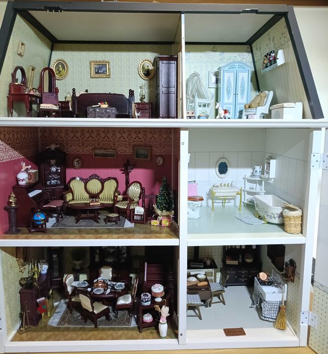 Casa de Bonecas Vitoriana Clássica – Miniatura em Excelente Estado