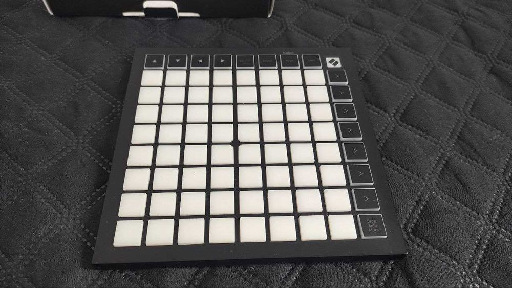 【中古】Novation LaunchPad Mini MK3 Amazon.com: Audiosavings Bundle: (1) Novation Launchpad Mini