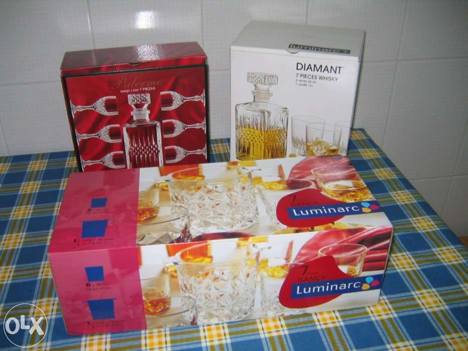 Conjunto de copos e garrafa para whisky
