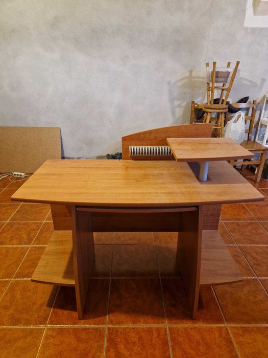 Mobília diversa (secretária, mesa de centro, estantes, mesa de jantar)