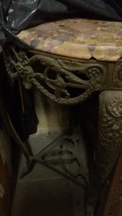 Antiguidades; Cabide com espelho; Prateleira; Mesa; Cesto de chapéus