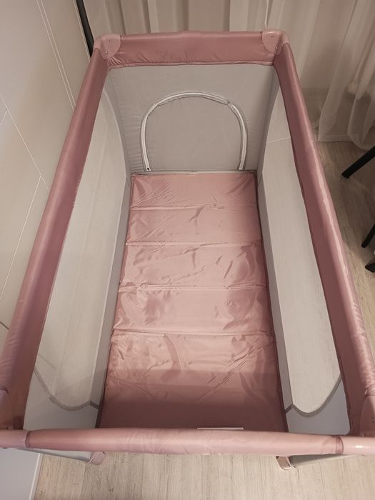 Smiki, łóżeczko turystyczne, szaro-różowe