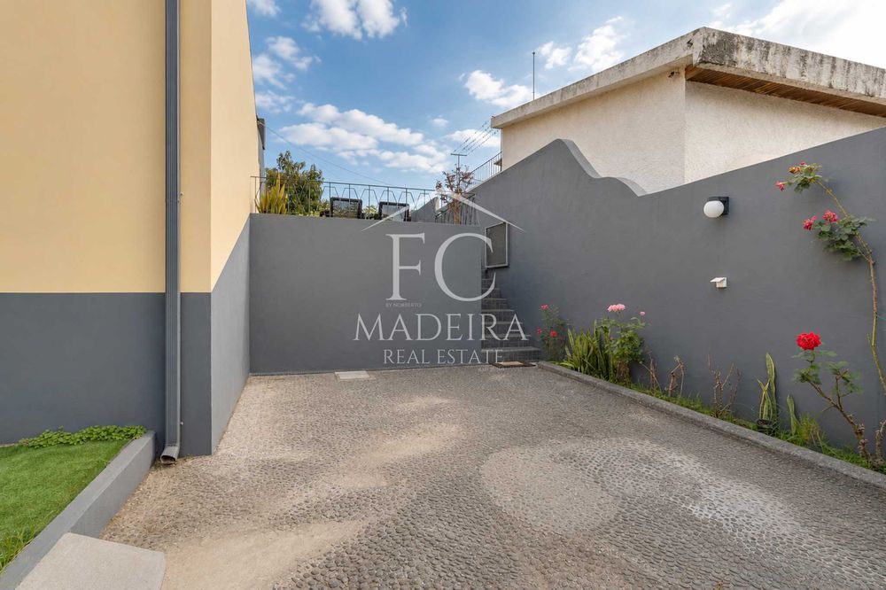 Andar de Moradia T3 com Logradouro Privativo e Estacionamento – Levada do Cavalo, Funchal