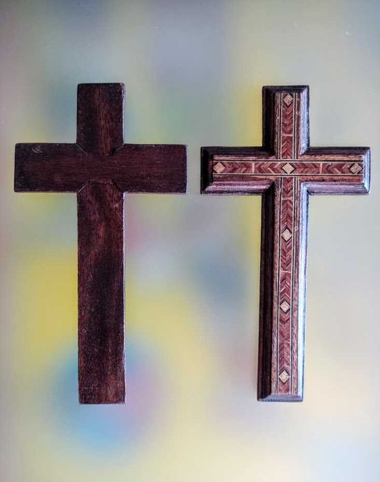 Crucifixos em madeira decorativos