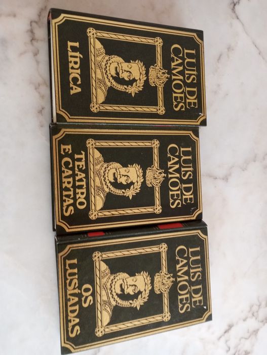 Vendo estas três edições de Luís de Camões