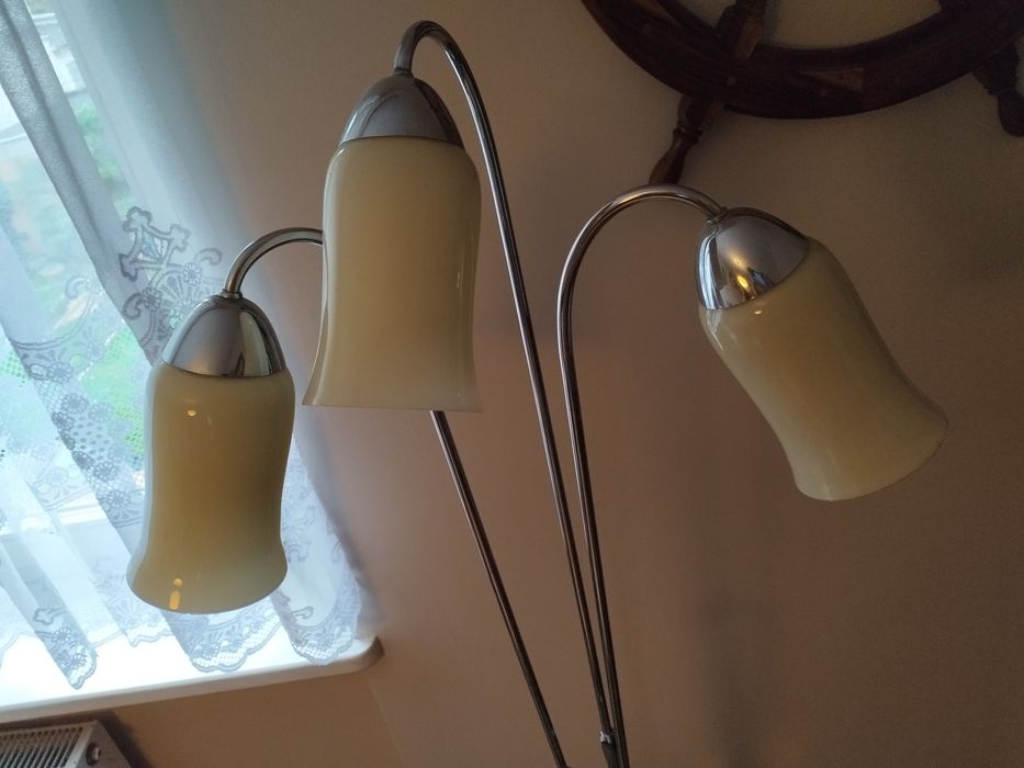Lampa podłogowa z blatem