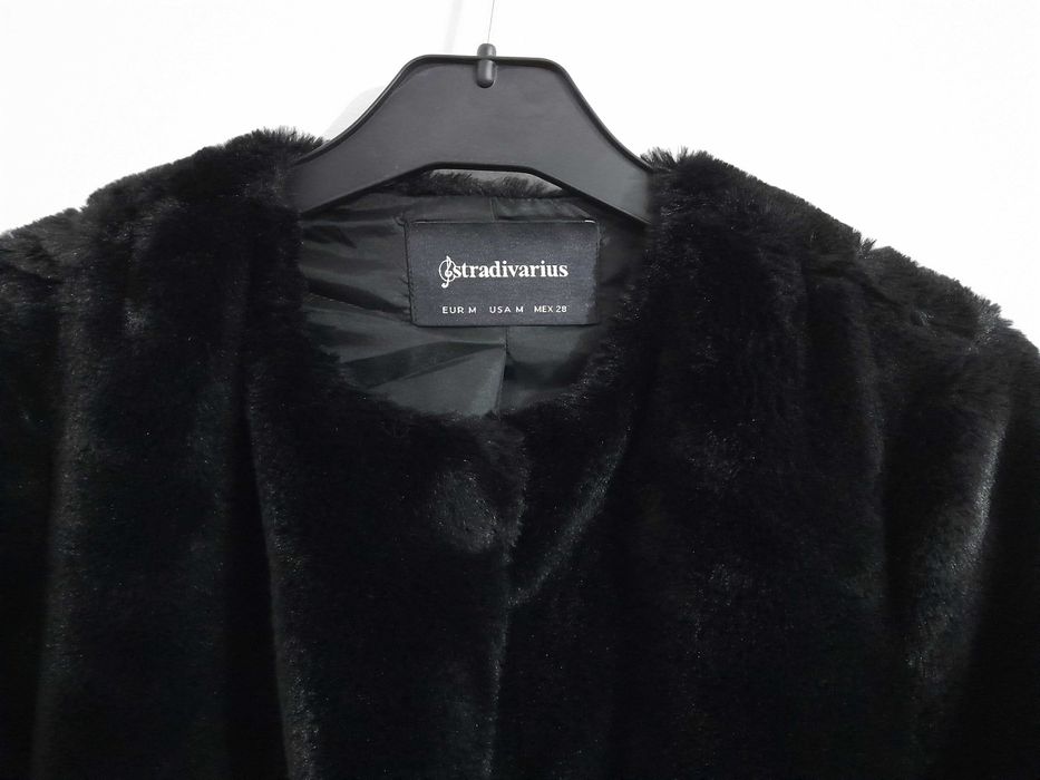 Casaco leve de pêlo sintético preto da Stradivarius T: M