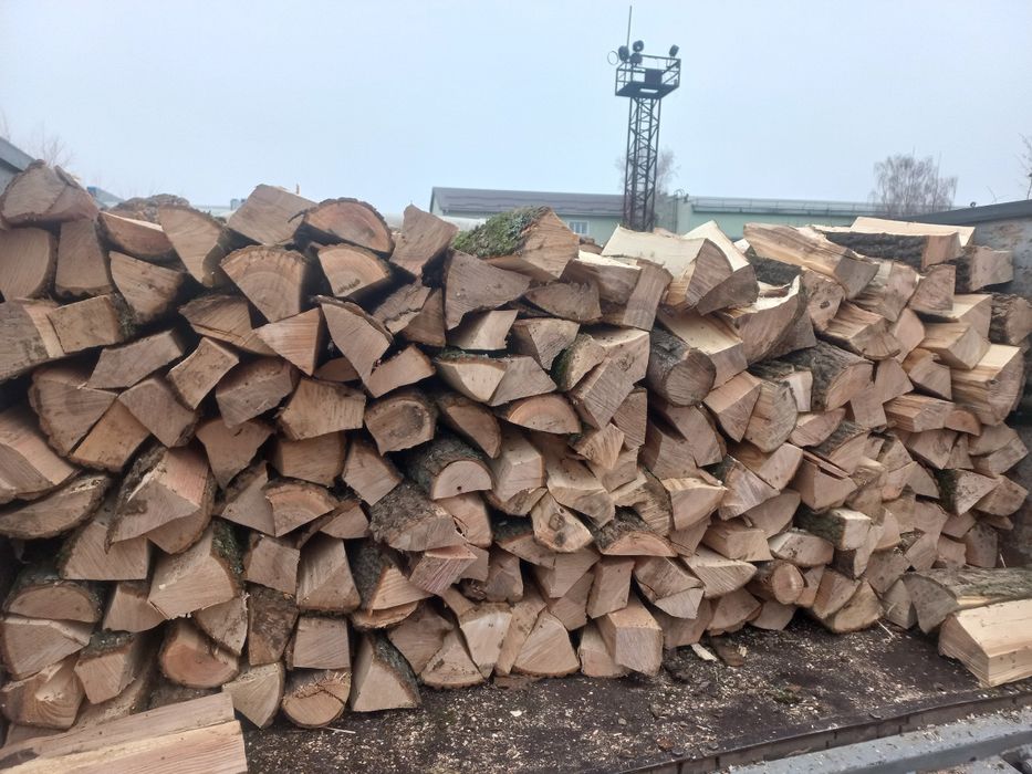 Дрова твердих порід дуб та ясен колоті укладені з доставкою
