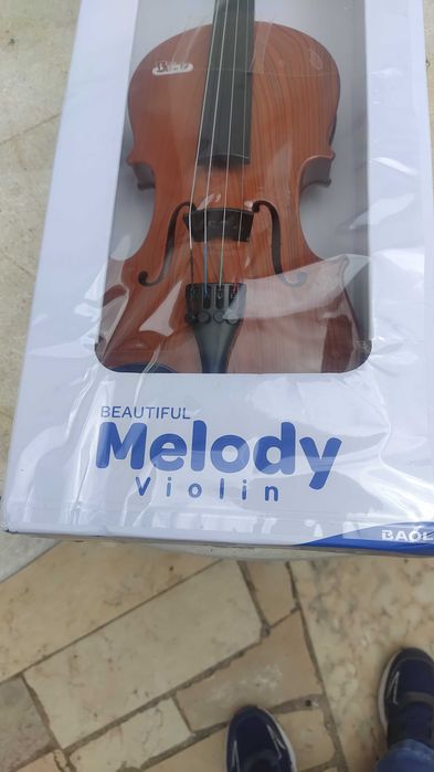 Violino de plástico para criança