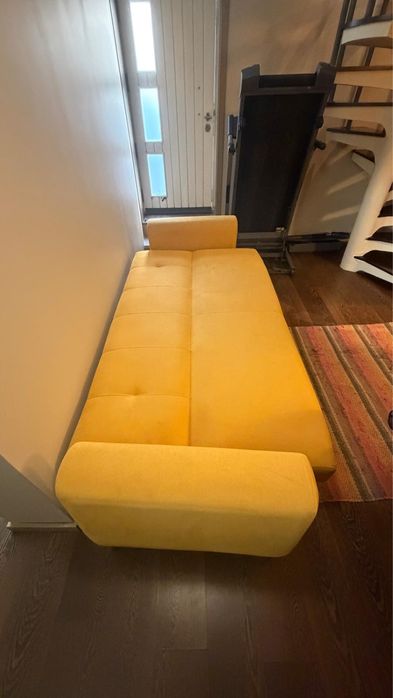 Sofá/Cama de cor amarela