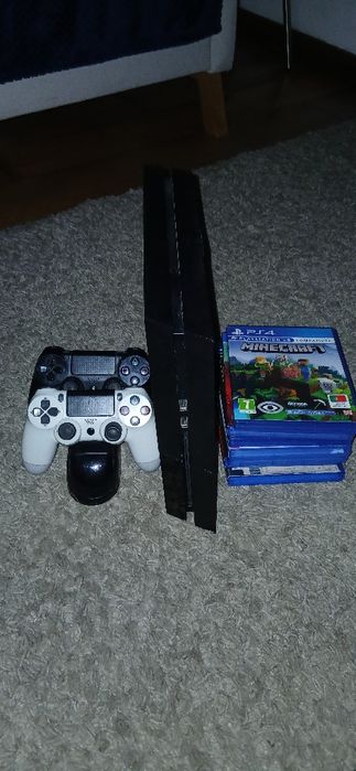 Playstation 4 (500gb) + 7  jogos + comandos + carregador