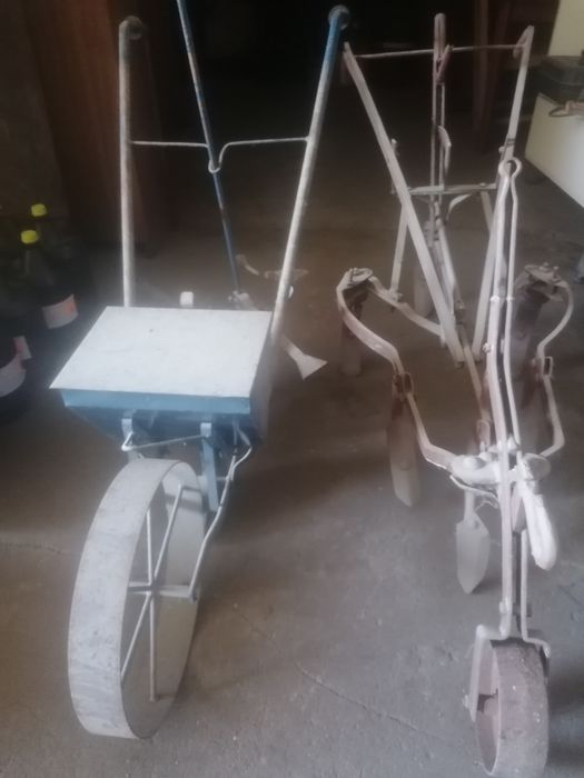 Vendo dois semeadores Un esta como  está como novo o outro é mais antigo