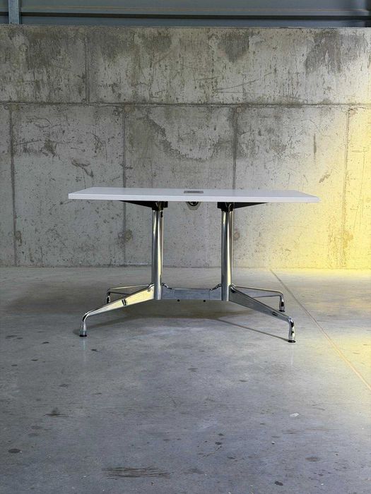 Oryginalne biurko Vitra Segmented Table – biały blat, chromowana podstawa
