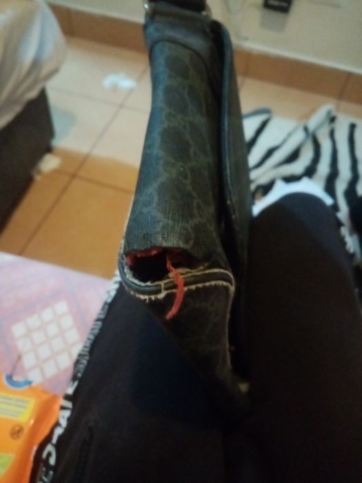 Bolsa em mau estado usado um mês de uso mas de resto tá um pouco rasga