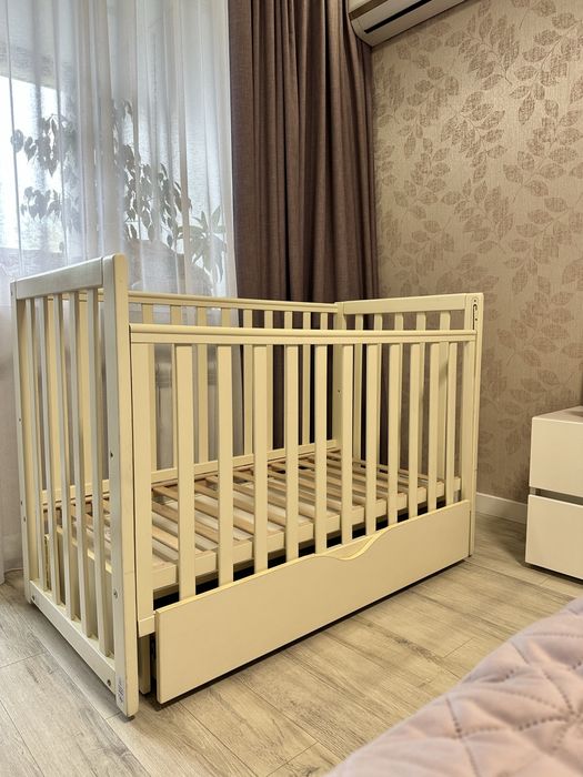 Детская кроватка с ящиком и матрасом — отличное состояние!