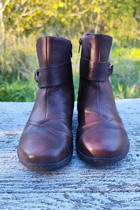 Шкіряні напівчоботи Clarks.