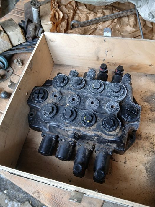 Продам распределители на Маниту 731