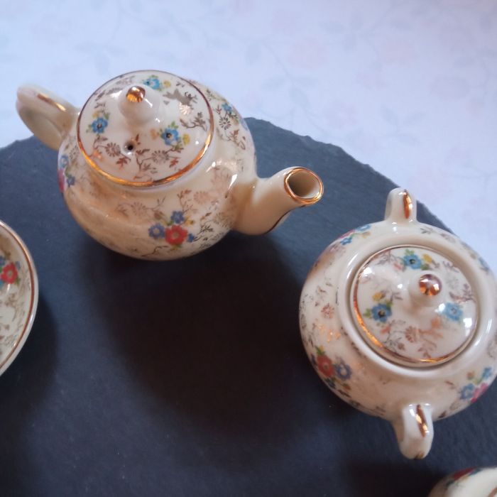 Conjunto de serviço de café  e conjunto de serviço  de jantar com 22 peças , ambos em porcelana,para brincar