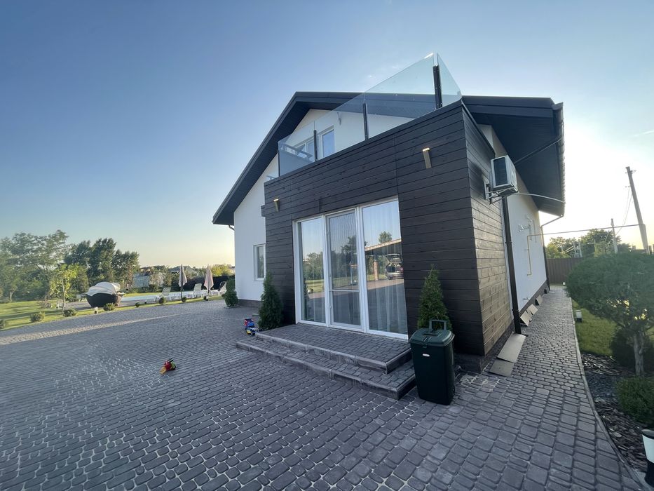 Гарний, Сучасний, добротний  будинок з басейном