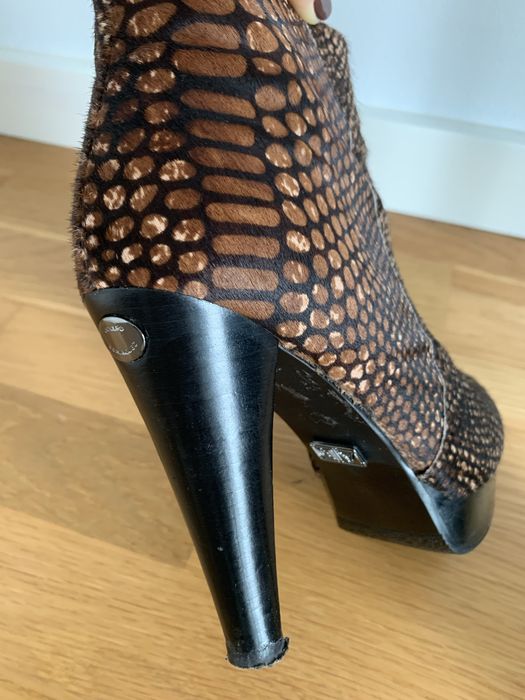 Botins em pelo com salto