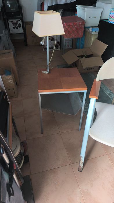 Mesa c/candeeiro e cadeira