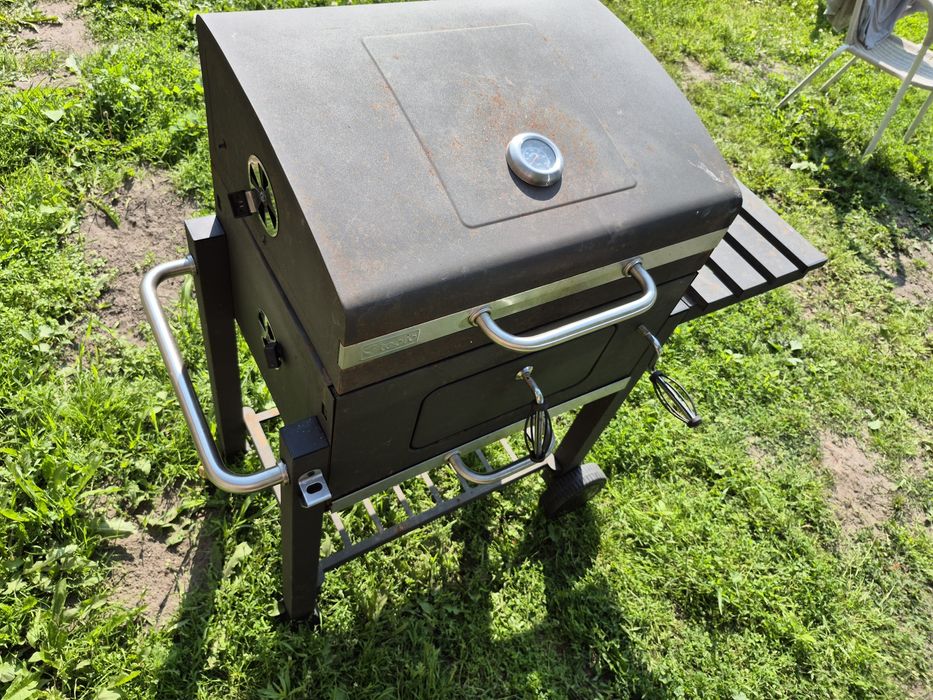 Grill węglowy z pokrowcem