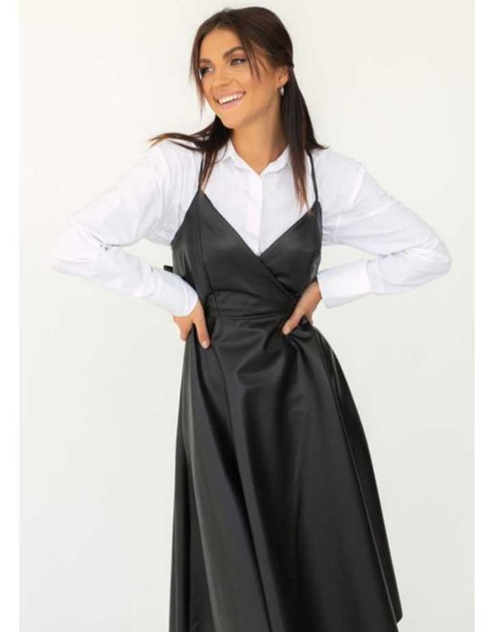 Сарафан із шкірозамінника на тонких бретелях з кльошною спідницею