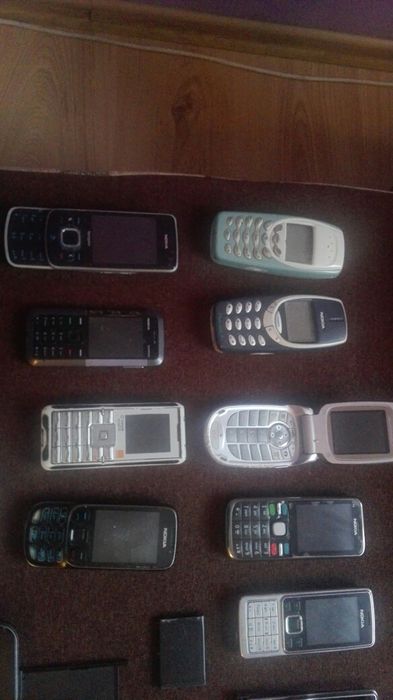 Zestaw telefonów komórkowych