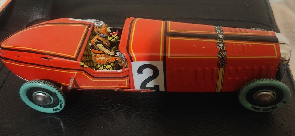 Carro brinquedo lata com corda