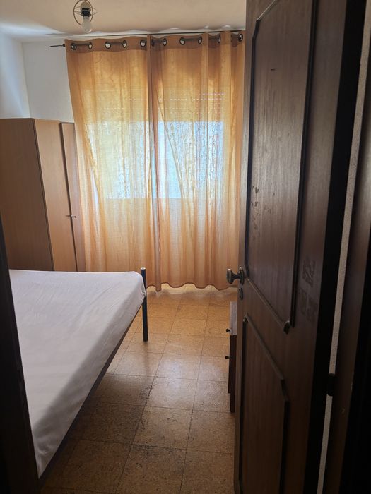 Quarto disponível em Santo António dos Cavaleiros