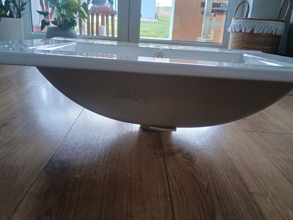 Umywalka nowa biała