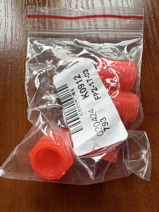 Nakrętki, kapturki fluorescencyjne na wentyle